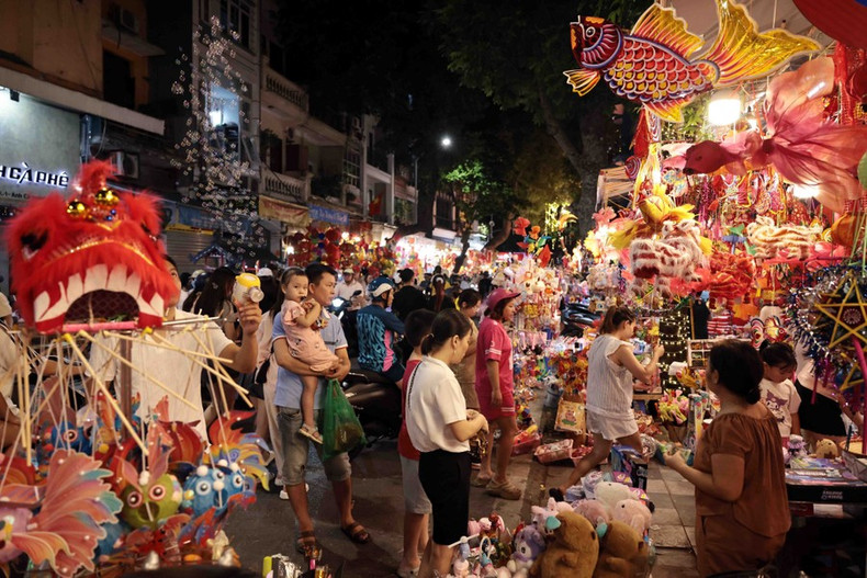La gente compra juguetes para el Festival del Medio Otoño en la calle de Hang Ma. La gente compra juguetes para el Festival del Medio Otoño en la calle de Hang Ma.