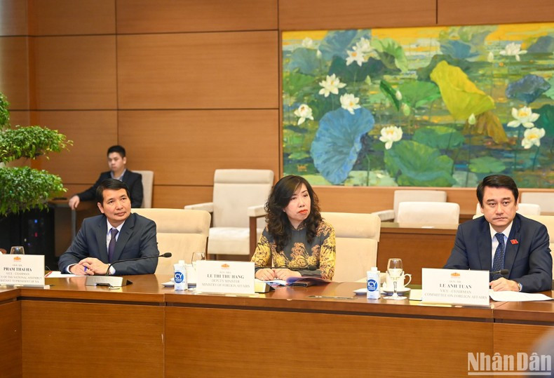 Delegados de Vietnam en la reunión.