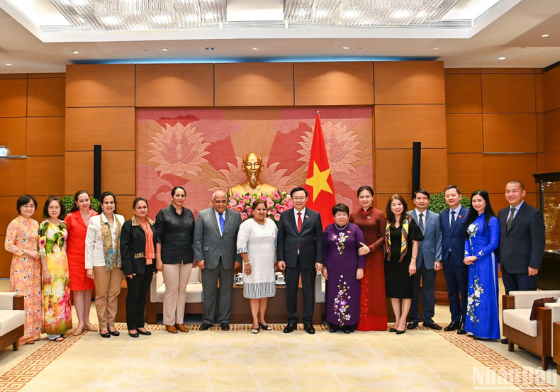 Los delegados posan para una foto.