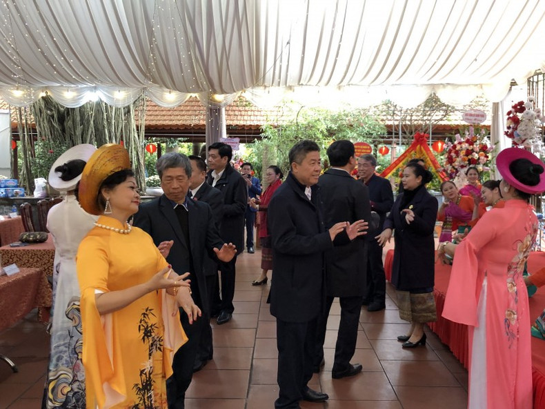 Delegados se unen a la danza. Delegados se unen a la danza.