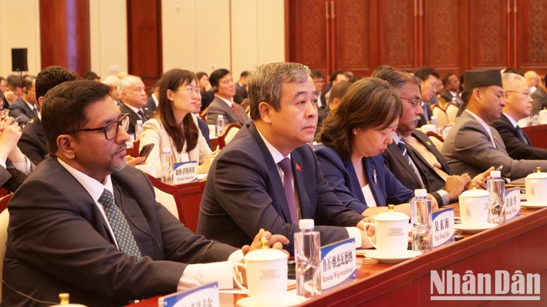 Ngo Dong Hai (segundo desde izquierda), miembro del Comité Central del Partido Comunista de Vietnam y subjefe de su Comisión de Propaganda y Movilización de Masas. (Fotografía: Nhan Dan) Ngo Dong Hai (segundo desde izquierda), miembro del Comité Central del Partido Comunista de Vietnam y subjefe de su Comisión de Propaganda y Movilización de Masas. (Fotografía: Nhan Dan)