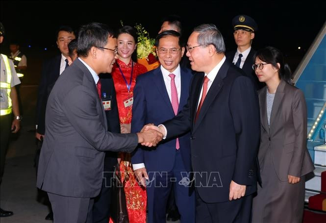 Ceremonia de bienvenida al jefe de Gobierno chino en el aeropuerto. Ceremonia de bienvenida al jefe de Gobierno chino en el aeropuerto.