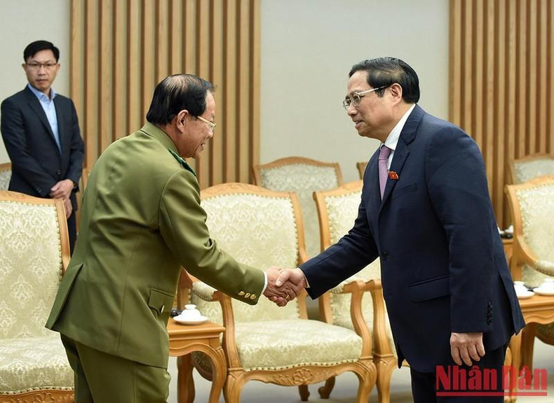 Minh Chinh recibe a los delegados del país vecino. Minh Chinh recibe a los delegados del país vecino.