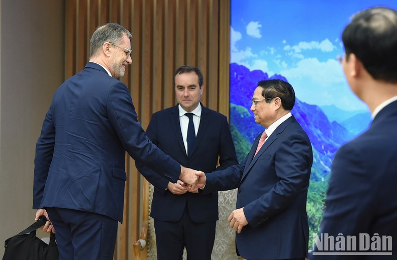 El premier Pham Minh Chinh y miembros de la delegación francesa. El premier Pham Minh Chinh y miembros de la delegación francesa.