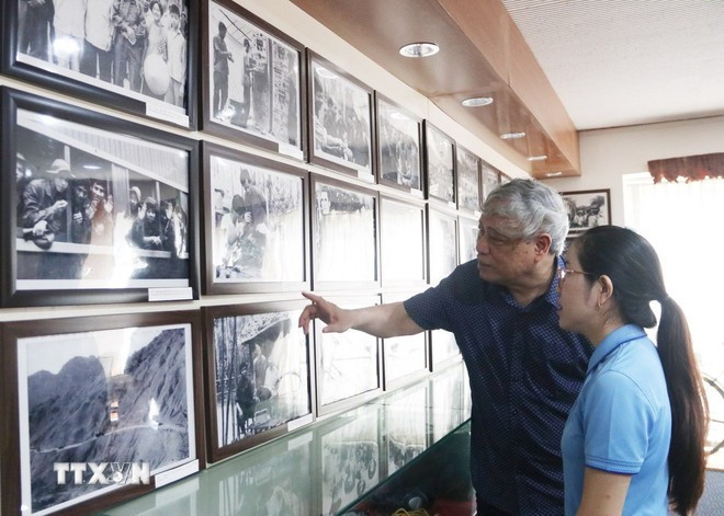El periodista Tran Mai Huong, ex director general de la VNA, comparte con la generación más joven los momentos históricos durante la guerra. (Fotografía: VNA)