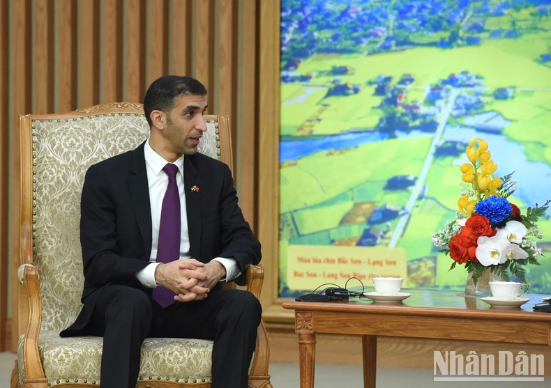 El secretario de Estado a cargo del Comercio Internacional de los EAU calificó igualmente a Vietnam un socio crucial de su país.