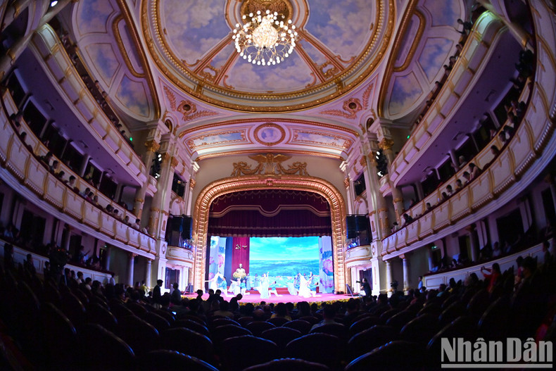 Escena de la ceremonia. Escena de la ceremonia.