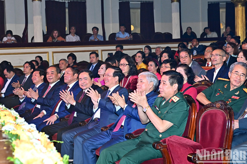 El presidente del país, Vo Van Thuong, y delegados al acto. El presidente del país, Vo Van Thuong, y delegados al acto.