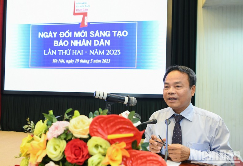 El redactor subjefe Dinh Nhu Hoan presenta un informe de balance de las actividades en respuesta al segundo Día de la Innovación y la Creatividad del rotativo. (Fotografía: Nhan Dan) El redactor subjefe Dinh Nhu Hoan presenta un informe de balance de las actividades en respuesta al segundo Día de la Innovación y la Creatividad del rotativo. (Fotografía: Nhan Dan)