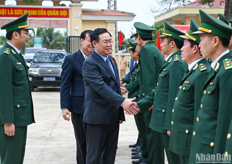 El titular del Legislativo llega a la estación de guardia fronteriza de Nhat Le, en la ciudad de Dong Hoi.