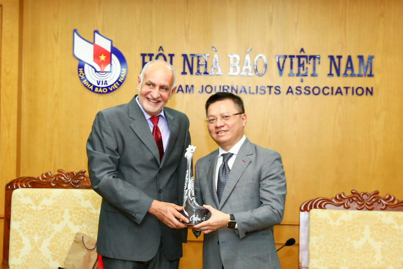 El presidente de la Unión de Periodistas de Cuba entrega un regalo de recuerdo al compañero Le Quoc Minh. (Fotografía: congluan.vn) El presidente de la Unión de Periodistas de Cuba entrega un regalo de recuerdo al compañero Le Quoc Minh. (Fotografía: congluan.vn)