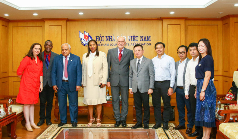 Representantes de la APV posan junto con los delegados cubanos. (Fotografía: congluan.vn) Representantes de la APV posan junto con los delegados cubanos. (Fotografía: congluan.vn)