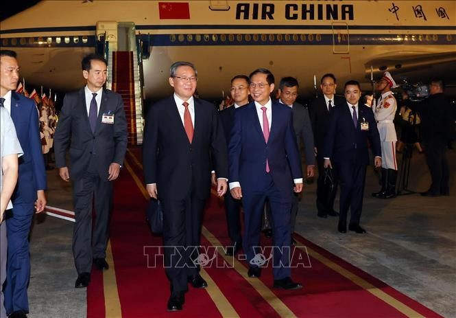 El vice primer ministro y canciller anfitrión Bui Thanh Son recibe al primer ministro Li Qiang. El vice primer ministro y canciller anfitrión Bui Thanh Son recibe al primer ministro Li Qiang.