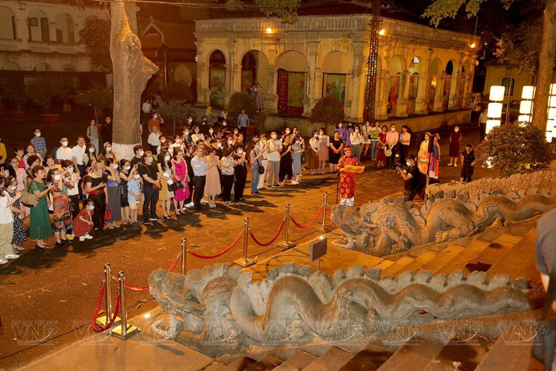 Los turistas participan en la ceremonia de ofrenda de textos e inciensos en honor a los 52 emperadores ancestrales en el palacio de Kinh Thien, que forma parte de la Ciudadela Imperial de Thang Long. Los turistas participan en la ceremonia de ofrenda de textos e inciensos en honor a los 52 emperadores ancestrales en el palacio de Kinh Thien, que forma parte de la Ciudadela Imperial de Thang Long.