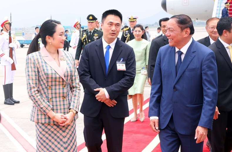 El ministro de Cultura, Deportes y Turismo de Vietnam, Nguyen Van Hung, recibe a la primera ministra de Tailandia, Paetongtarn Shinawatra, en el aeropuerto internacional de Noi Bai.