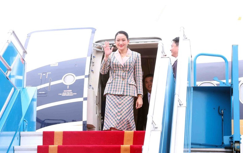 La primera ministra de Tailandia, Paetongtarn Shinawatra, llega al aeropuerto internacional de Noi Bai, para una visita oficial a Vietnam.