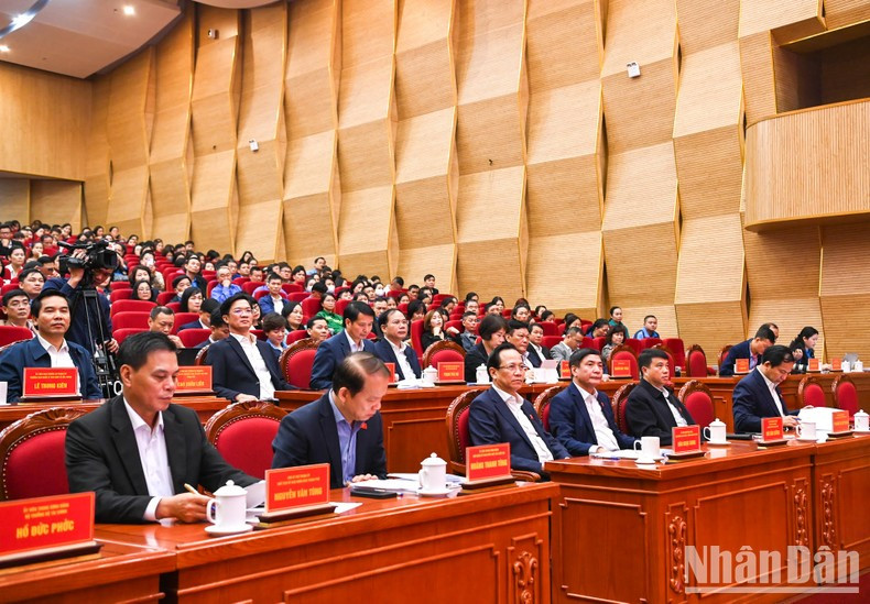 Diputados y jefes de los sectores participantes en la cita.