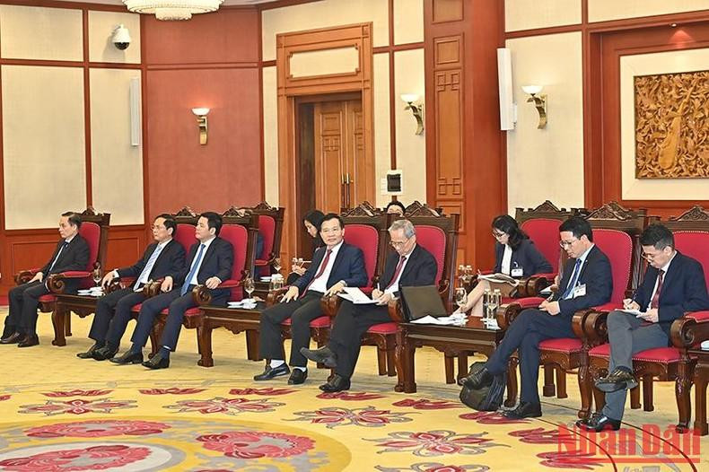 Representantes vietnamitas en la cita.