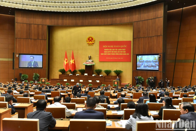 Panorama de la sesión de esta mañana en la sala de reuniones de Dien Hong, en la Casa Parlamentaria.