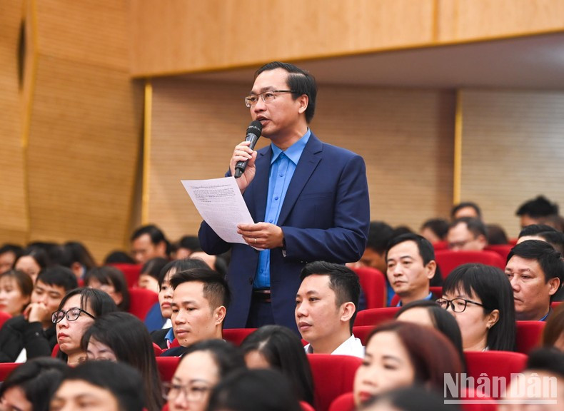 Representantes de sindicatos locales aportan opiniones.