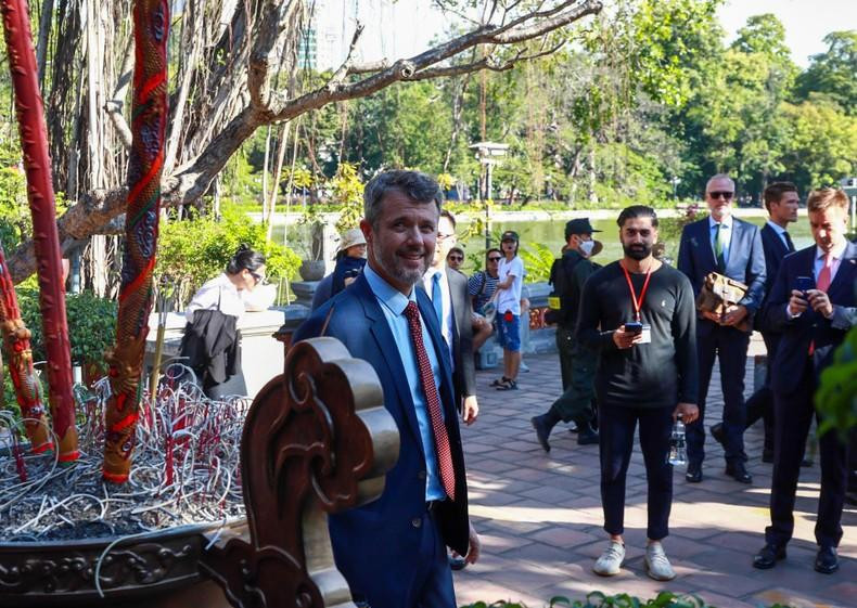 El príncipe danés recorre el Templo de Ngoc Son, situado en un islote en medio del citado lago.