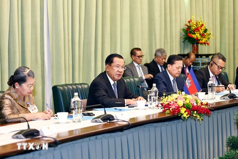 El presidente del Partido Popular de Camboya, Hun Sen, da palabras.