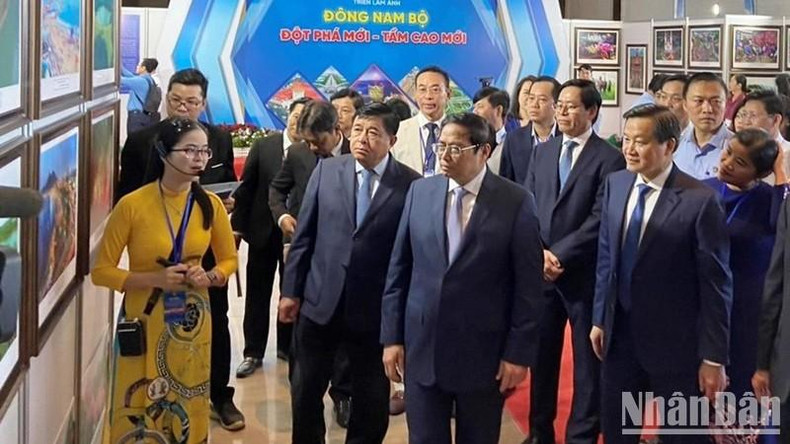 El primer ministro recorre la exposición fotográfica "Sudeste, nuevos avances, nuevas alturas" ofrecida in situ.