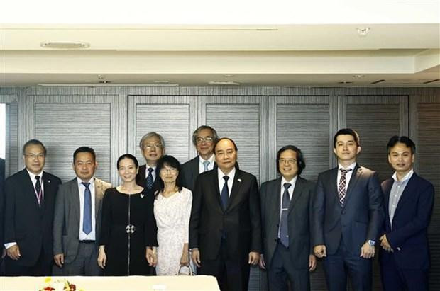 El presidente de Vietnam, Nguyen Xuan Phuc, se encuentra con representantes vietnamitas en Japón. (Fotografía: VNA)