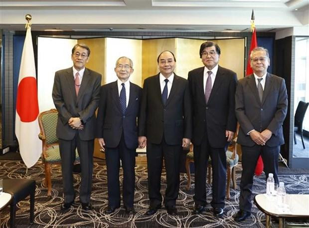 El presidente Nguyen Xuan Phuc dialoga con exembajadores japoneses en Vietnam. (Fotografía: VNA)