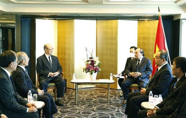 El presidente Nguyen Xuan Phuc conversa con el titular del Consejo de Diplomacia Popular de Japón, Matsuzawa Ken. (Fotografía: VNA)