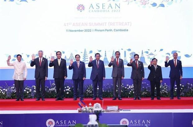 El primer ministro de Vietnam, Pham Minh Chinh, y los jefes de las delegaciones en las recién concluidas Cumbres de la Asean. (Fotografía: VNA) El primer ministro de Vietnam, Pham Minh Chinh, y los jefes de las delegaciones en las recién concluidas Cumbres de la Asean. (Fotografía: VNA)