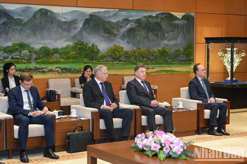 El embajador de Rusia en Vietnam, Gennady Bezdetko, y delegados de la Corte Suprema del país euroasiático.