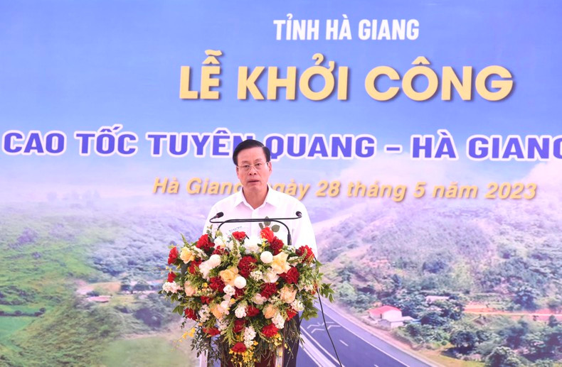 El presidente del Comité Popular de Ha Giang, Nguyen Van Son, informa el ritmo del proyecto. El presidente del Comité Popular de Ha Giang, Nguyen Van Son, informa el ritmo del proyecto.
