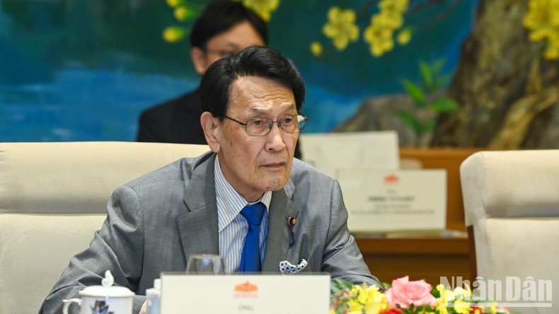 El visitante japonés habla en la cita. El visitante japonés habla en la cita.