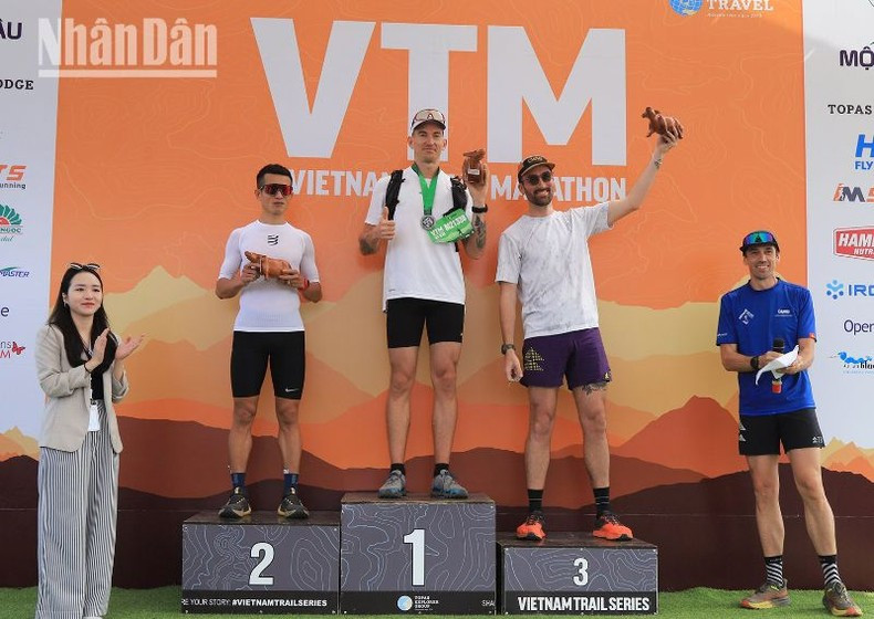 Entrega de premios por categorías. Entrega de premios por categorías.