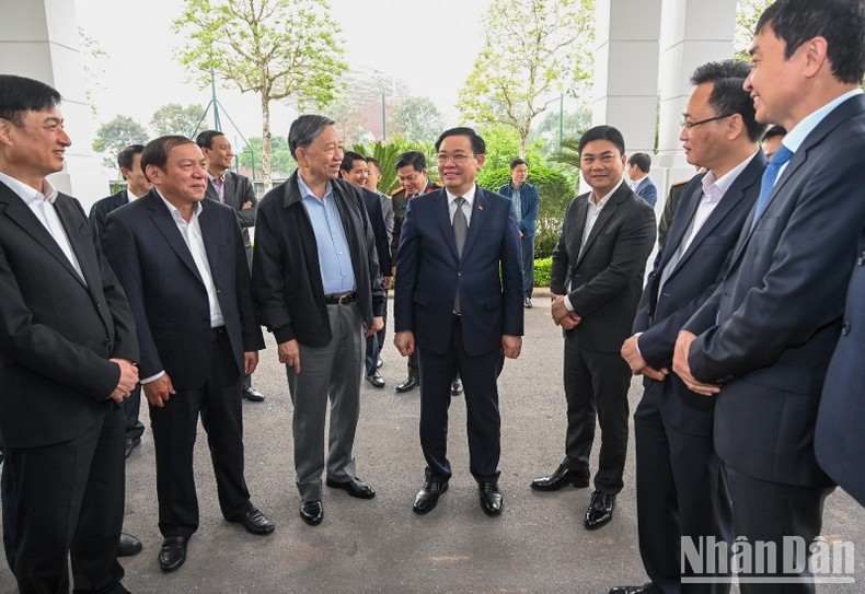[Foto] Presidente del Parlamento vietnamita visita centro de formación de fútbol juvenil ảnh 1