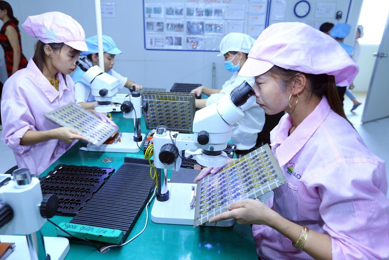 Línea de producción de componentes electrónicos de la empresa de Bao Sen con inversión china, en la provincia vietnamita de Bac Giang. Línea de producción de componentes electrónicos de la empresa de Bao Sen con inversión china, en la provincia vietnamita de Bac Giang.