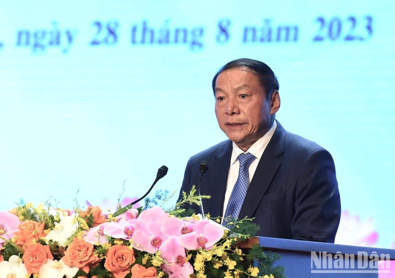 El ministro de Cultura, Deportes y Turismo, Nguyen Van Hung, lee la carta del secretario general Nguyen Phu Trong.