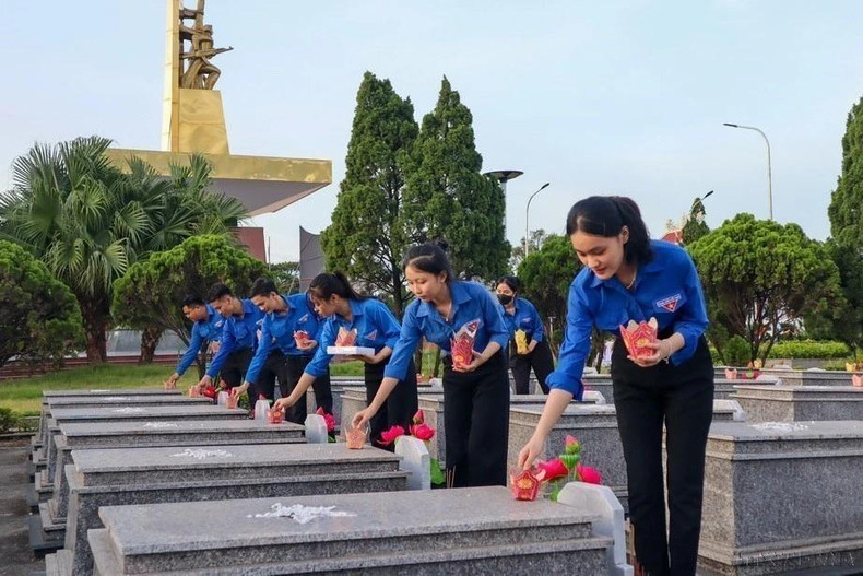 Jóvenes de Da Nang colocan incienso el 26 de julio de 2024 para rendir homenaje a los héroes en el cementerio de los mártires en comuna de Hoa Khuong, distrito de Hoa Vang, ciudad de Da Nang.