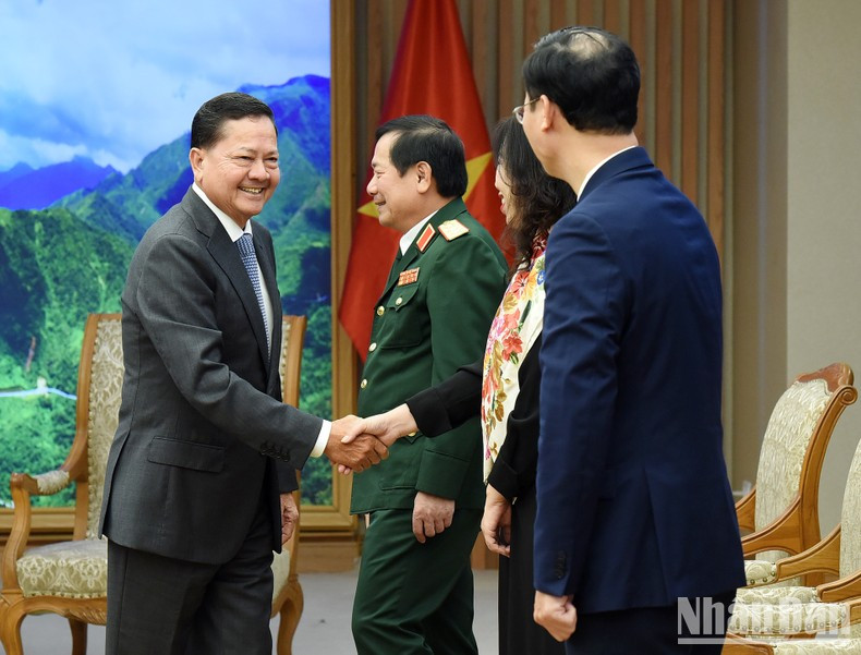 El vicepremier Neth Savoeun y funcionarios vietnamitas en la reunión. El vicepremier Neth Savoeun y funcionarios vietnamitas en la reunión.