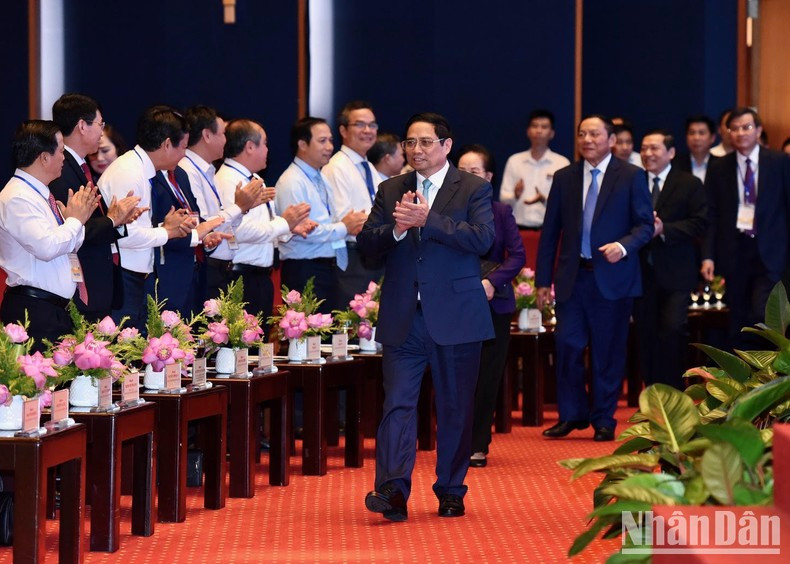 El primer ministro Pham Minh Chinh llega al lugar de la conferencia.