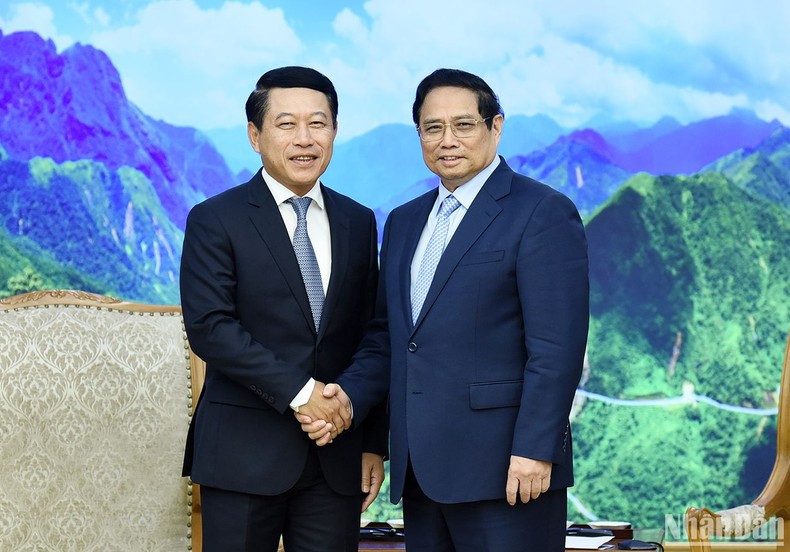 Minh Chinh y el vicepremier y canciller de Laos, Saleumxay Kommasith.