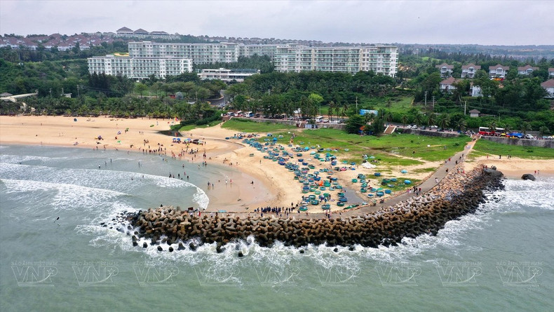 Una vista panorámica de la playa rocosa de Ong Dia desde arriba.