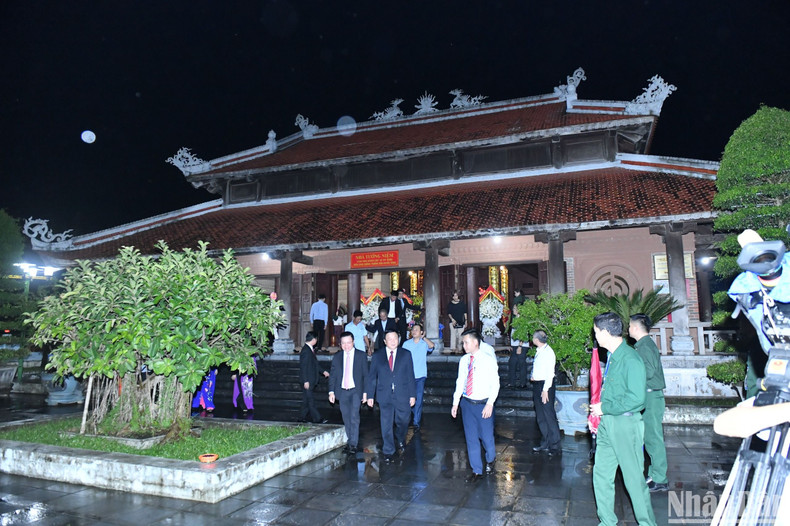 Fachada de la Casa conmemorativa dedicada a los combatientes fallecidos en la ruta de Truong Bon. Fachada de la Casa conmemorativa dedicada a los combatientes fallecidos en la ruta de Truong Bon.
