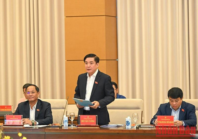 El secretario general y jefe de la Oficina de la AN, Bui Van Cuong, presenta un informe.