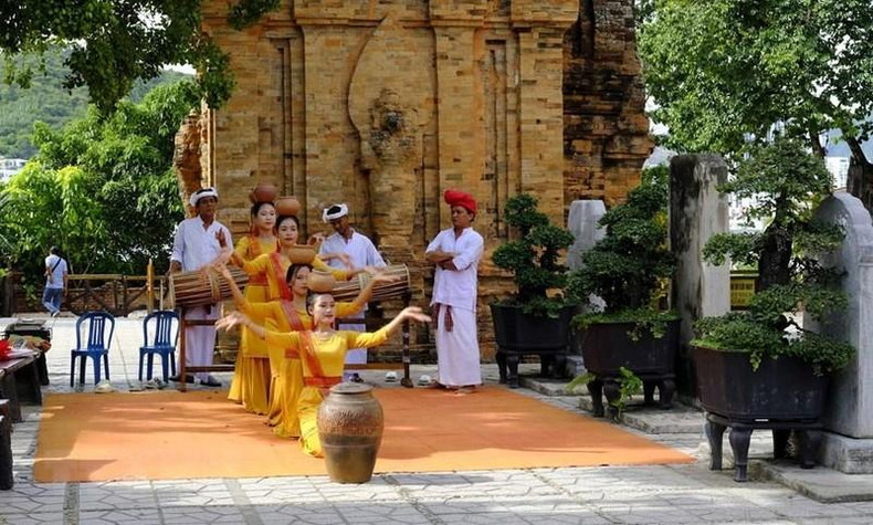Las danzarinas y los músicos son de la etnia Cham proveniente de la aldea de My Nghiep, en el distrito de Ninh Phuoc, de la provincia vecina de Ninh Thuan. (Fotografía: VNA) Las danzarinas y los músicos son de la etnia Cham proveniente de la aldea de My Nghiep, en el distrito de Ninh Phuoc, de la provincia vecina de Ninh Thuan. (Fotografía: VNA)