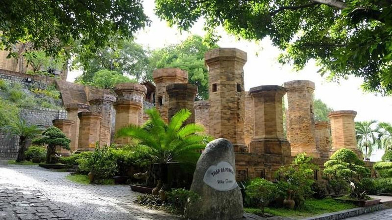 Esta área de la reliquia se denomina Mandapa. Se compone de cuatro filas de gigantescos pilares de ladrillos cocidos, entre ellos diez a gran tamaño por dentro y 12 pequeños octagonales por afuera. (Fotografía: VNA) Esta área de la reliquia se denomina Mandapa. Se compone de cuatro filas de gigantescos pilares de ladrillos cocidos, entre ellos diez a gran tamaño por dentro y 12 pequeños octagonales por afuera. (Fotografía: VNA)