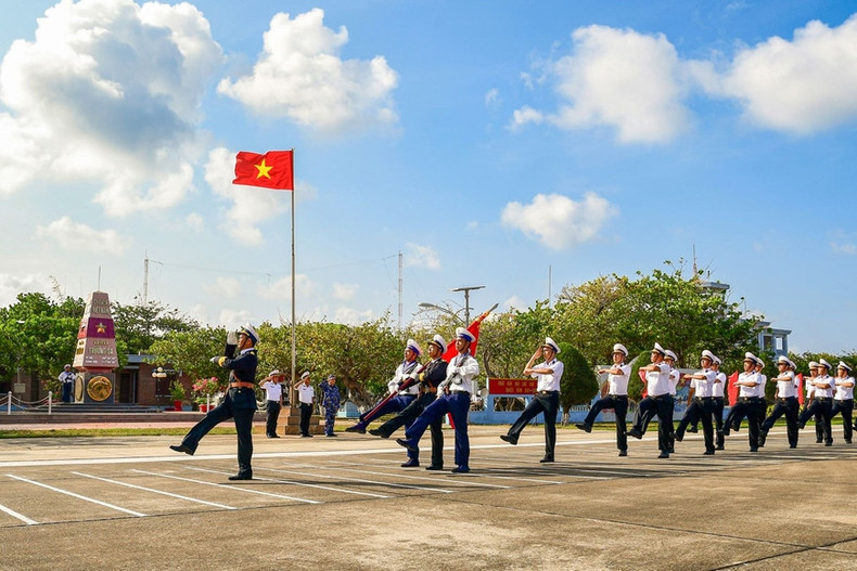 Acto de saludo a bandera en Truong Sa. (Fotografía: qdnd.vn)