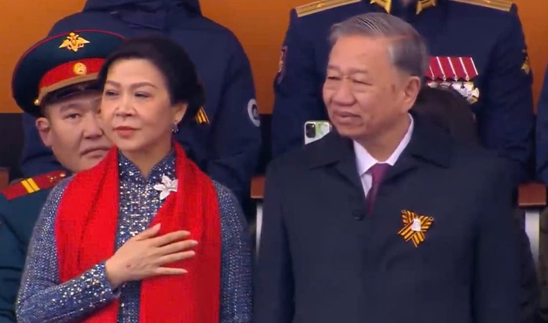 El secretario general del Partido Comunista de Vietnam, To Lam, y su esposa, Ngo Phuong Ly, observan a la delegación militar de su país.