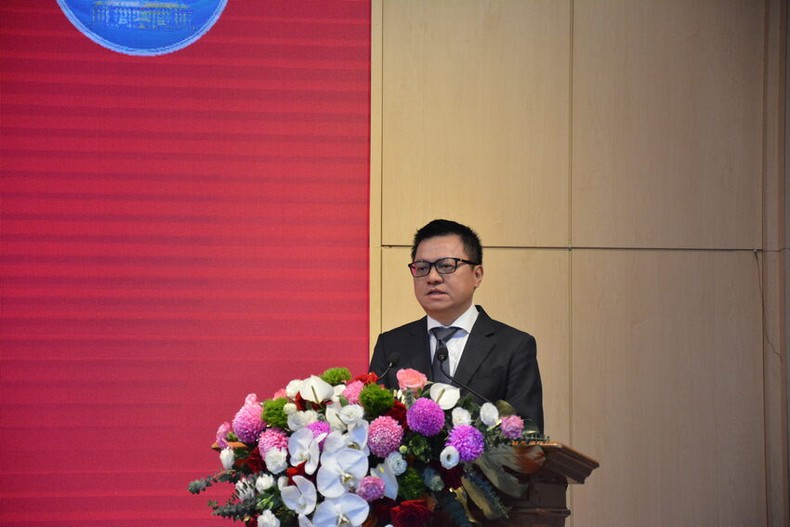 Le Quoc Minh, presidente de la Asociación de Periodistas de Vietnam y presidente-editor del periódico Nhan Dan (Pueblo), interviene en la reunión. (Fotografía: Nhan Dan)